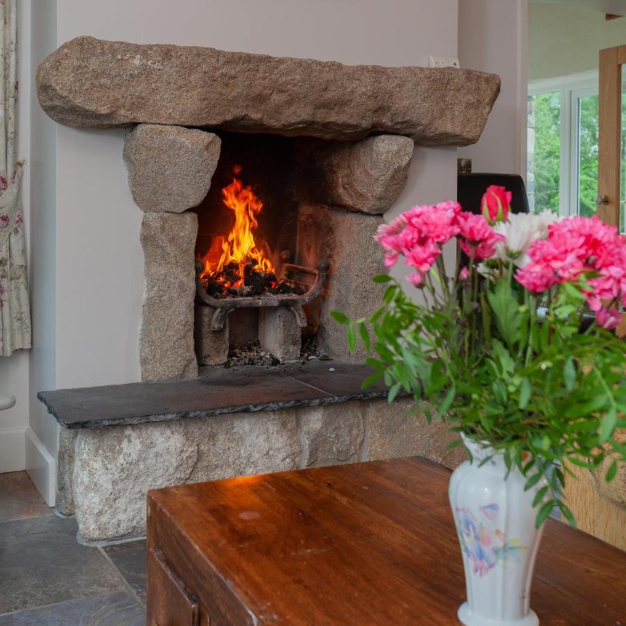 Вилла Beautiful Mountain Views & Private Hot Tub Kilcoo Экстерьер фото