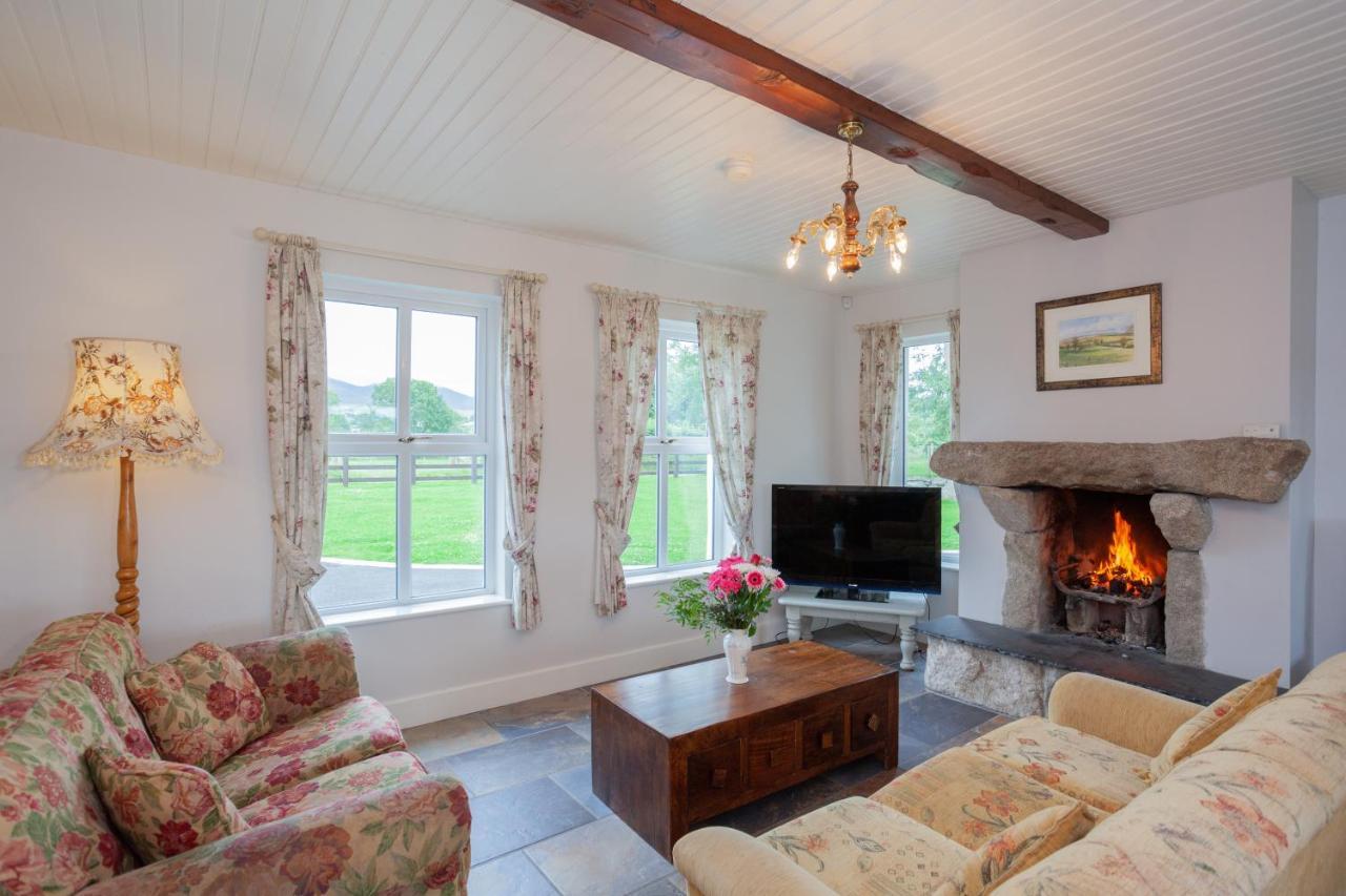 Вилла Beautiful Mountain Views & Private Hot Tub Kilcoo Экстерьер фото