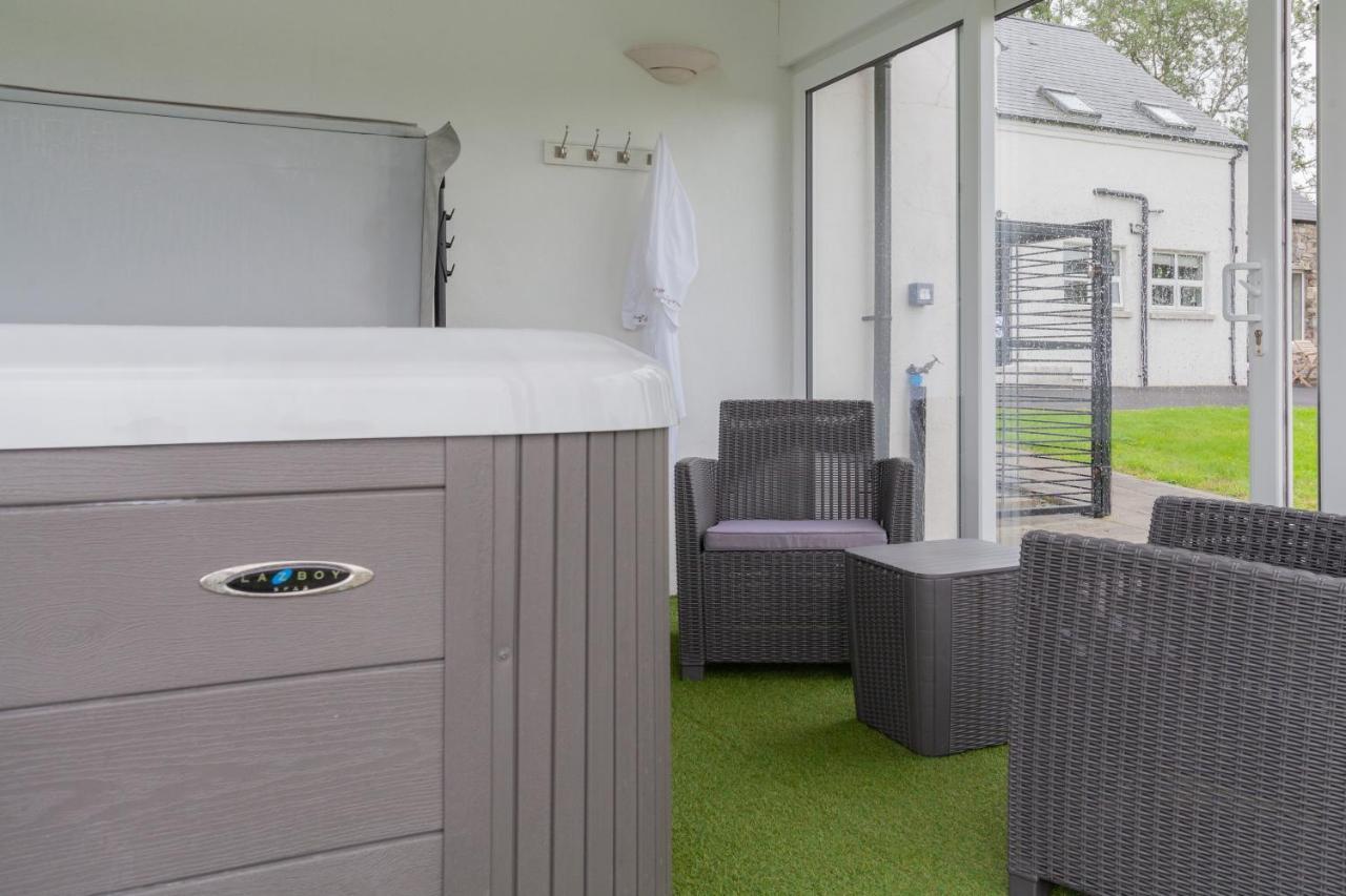 Вилла Beautiful Mountain Views & Private Hot Tub Kilcoo Экстерьер фото