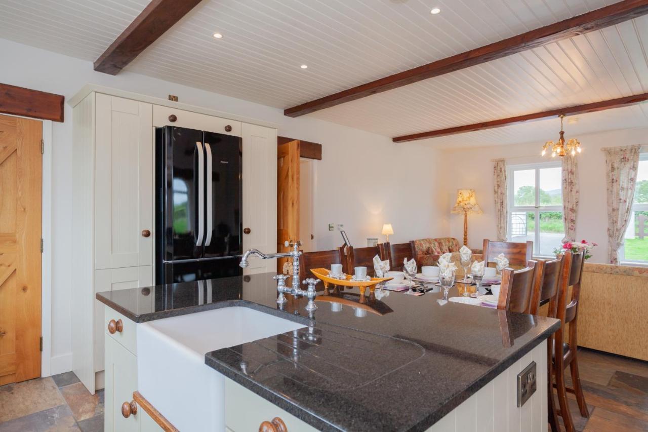 Вилла Beautiful Mountain Views & Private Hot Tub Kilcoo Экстерьер фото