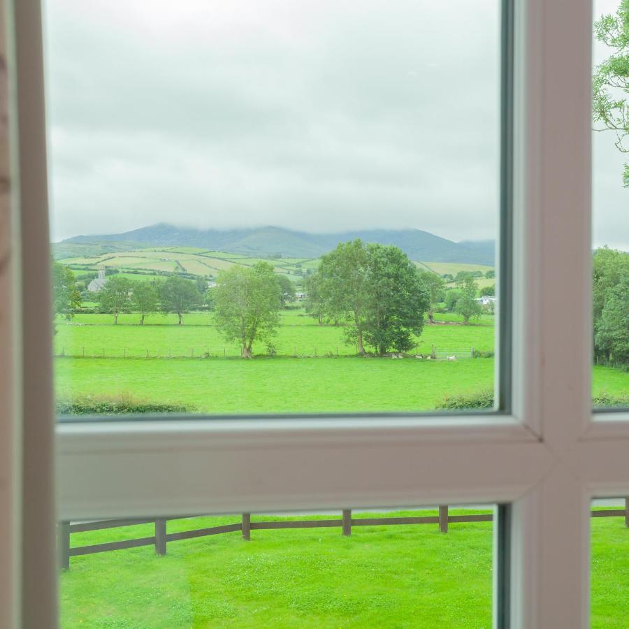 Вилла Beautiful Mountain Views & Private Hot Tub Kilcoo Экстерьер фото